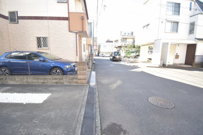 【前面道路含む現地写真】 | 東大和市南街１丁目　中古戸建 | 前面道路は閑静な住宅地の通りとなるため、車通りは多くありません。 安心して車庫入れ可能。