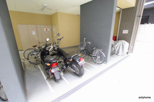 セレニテ新大阪　仲介手数料無料の駐車場