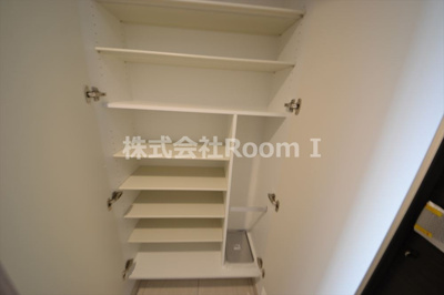【玄関】 | ルネフラッツ谷町四丁目 | 収納もある玄関です