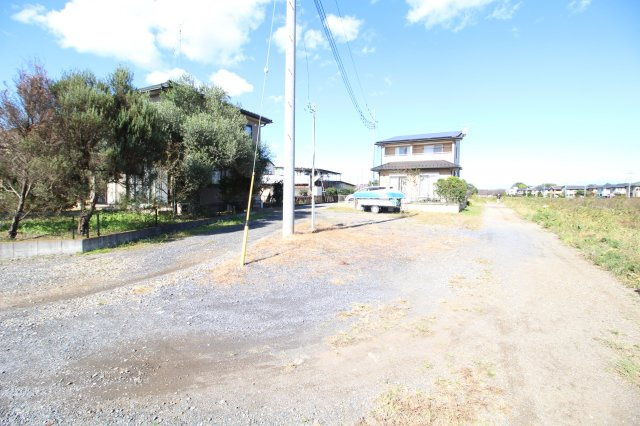 川越市笠幡　建築条件なし売地　「鶴ヶ島駅」徒歩30分　敷地32坪　の前面道路含む現地写真