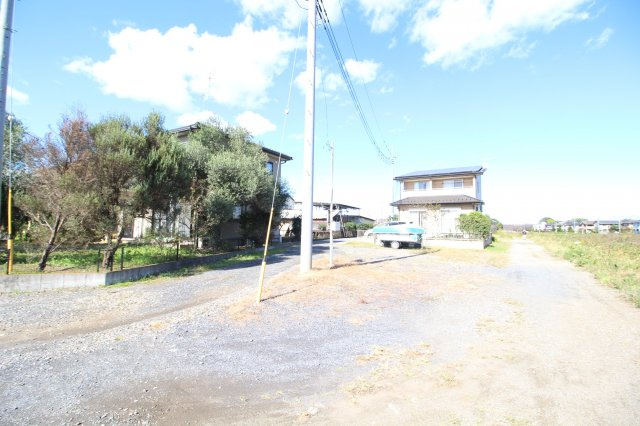 川越市笠幡　建築条件なし売地　「鶴ヶ島駅」徒歩30分　敷地32坪　の前面道路含む現地写真