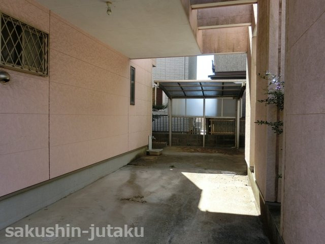 作新台５丁目　中古戸建の駐車場|屋根付カーポート　