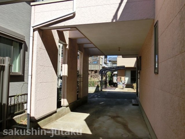 作新台５丁目　中古戸建の駐車場|屋根付カーポート