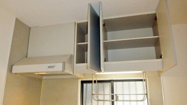 カタンクローバーⅡのキッチン|キッチン上部に棚付いています
