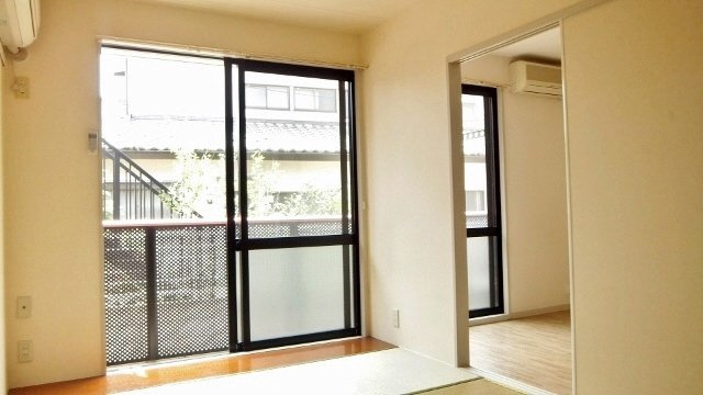 カタンクローバーⅡの居間・リビング|明るい室内です