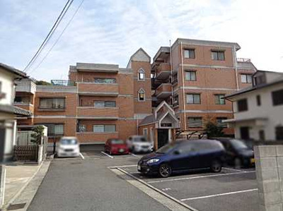 【外観】 | もみじマンション柳ヶ丘 | 【耐震性】
耐震性の高さを判断するポイントは、
建築確認申請日が1981年6月1日以降の
新耐震基準に適合しているかどうか。
震度６程度の大地震でも
建物が崩壊しないレベルが基準になりました。