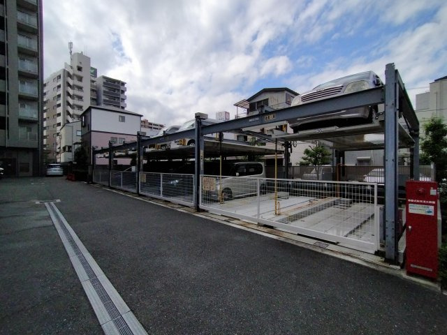 ユニハイム緑橋の駐車場