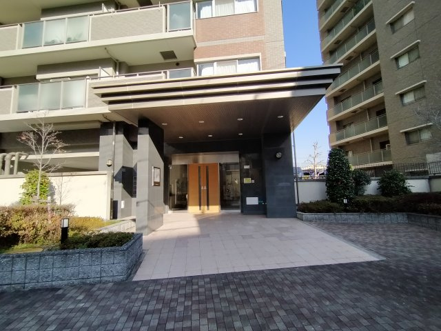 ユニハイム緑橋のエントランス|キチンと管理の行き届いた綺麗なエントランスです。