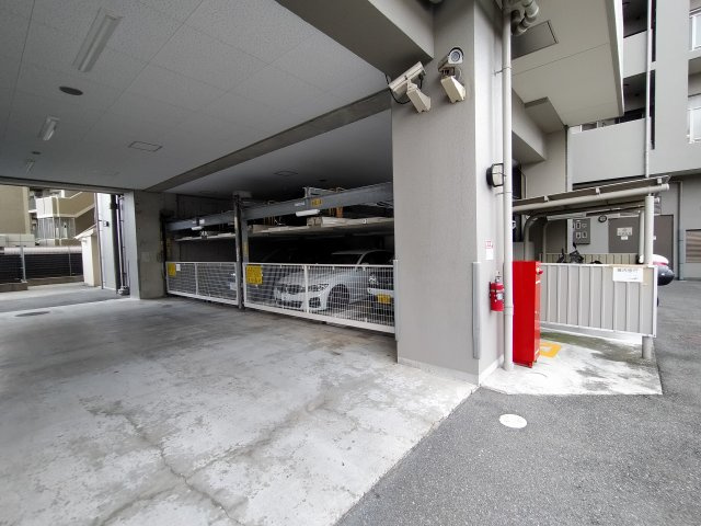 ユニハイム緑橋の駐車場|駐車場です。
防犯カメラ付きで安心ですね♪