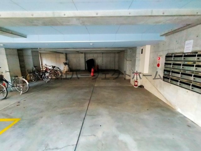 ブリリアントガーデン枚方公園の駐車場