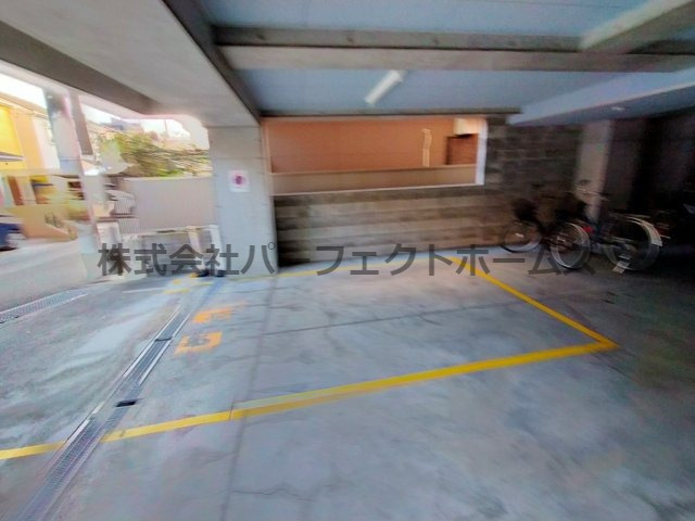 ブリリアントガーデン枚方公園の駐車場