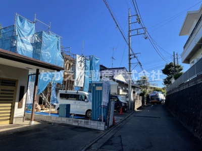 【前面道路含む現地写真】 | 仲介手数料無料　多摩市連光寺６丁目新築戸建て２棟　１号棟