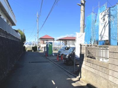 【前面道路含む現地写真】 | 仲介手数料無料　多摩市連光寺６丁目新築戸建て２棟　１号棟