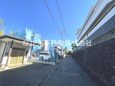 【前面道路含む現地写真】 | 仲介手数料無料　多摩市連光寺６丁目新築戸建て２棟　１号棟