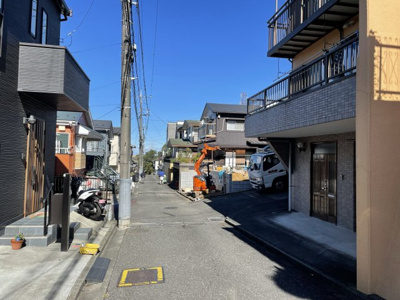 【前面道路含む現地写真】 | 仲介手数料無料　多摩市聖ヶ丘３丁目新築戸建て１棟　１号棟
