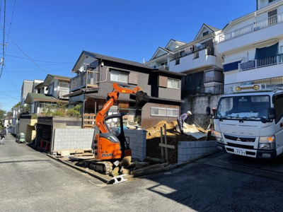 【前面道路含む現地写真】 | 仲介手数料無料　多摩市聖ヶ丘３丁目新築戸建て１棟　１号棟