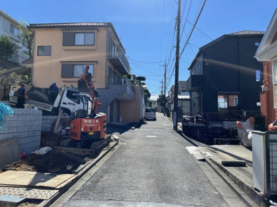 【前面道路含む現地写真】 | 仲介手数料無料　多摩市聖ヶ丘３丁目新築戸建て１棟　１号棟