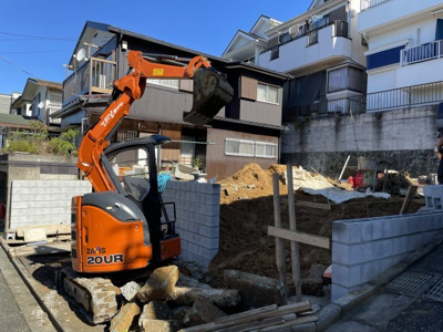 【前面道路含む現地写真】 | 仲介手数料無料　多摩市聖ヶ丘３丁目新築戸建て１棟　１号棟