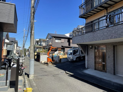 【前面道路含む現地写真】 | 仲介手数料無料　多摩市聖ヶ丘３丁目新築戸建て１棟　１号棟
