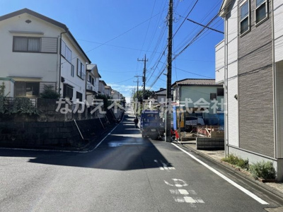 【前面道路含む現地写真】 | 仲介手数料無料　多摩市聖ヶ丘１丁目新築戸建て１棟　１号棟