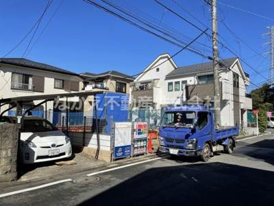 【前面道路含む現地写真】 | 仲介手数料無料　多摩市聖ヶ丘１丁目新築戸建て１棟　１号棟