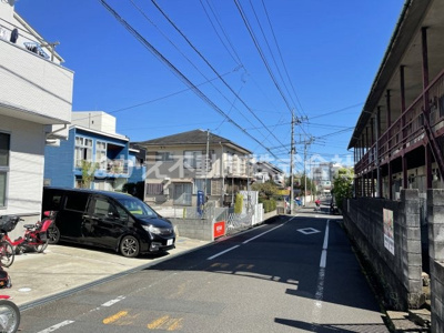 【前面道路含む現地写真】 | 仲介手数料無料　日野市多摩平3丁目新築戸建て3棟　３号棟　
