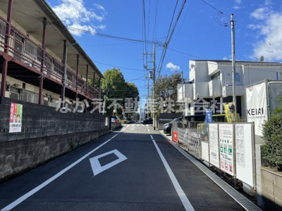 【前面道路含む現地写真】 | 仲介手数料無料　日野市多摩平3丁目新築戸建て3棟　３号棟　