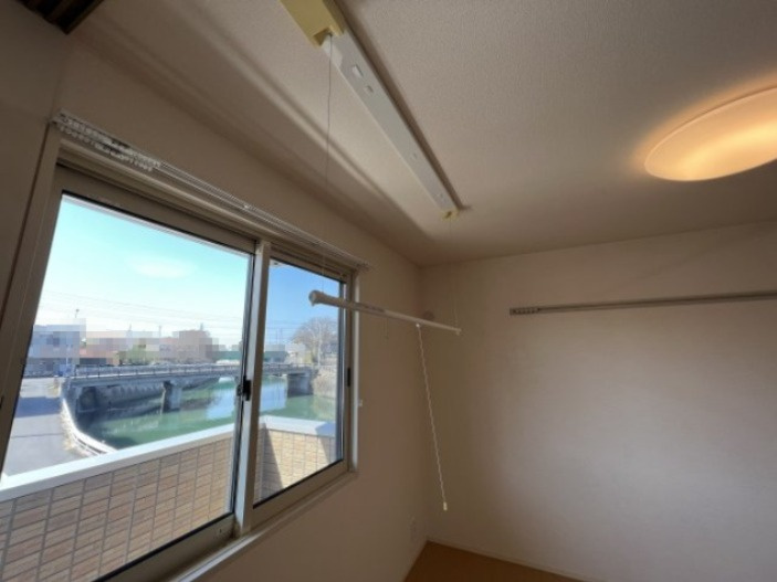 ルミエール新道の設備|室内物干しです。雨の日や花粉の時期に役立ちます。