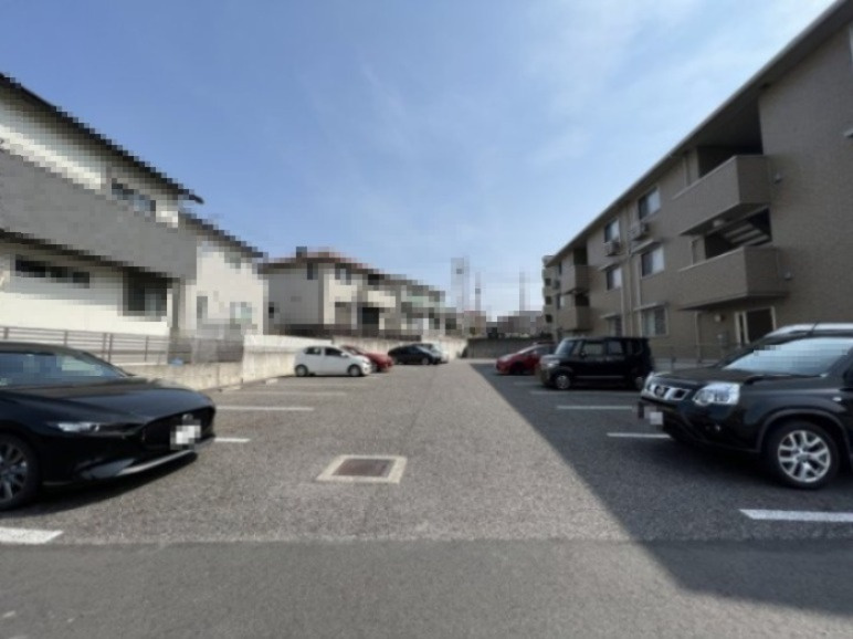 ルミエール新道の駐車場