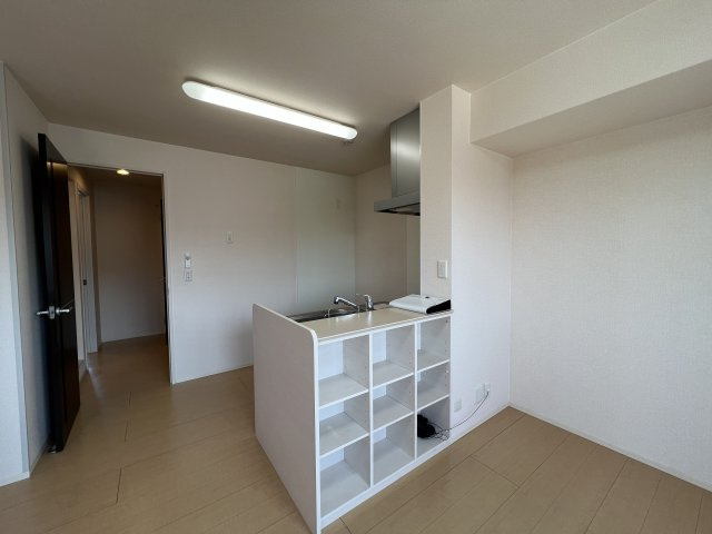 ルミエール新道のキッチン|カウンター裏は収納棚になっています