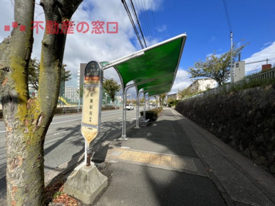 【周辺】 | 神陵台東住宅53号棟 | バス停までは徒歩1分なので、雨の日や荷物が多い時でもラクラク♪