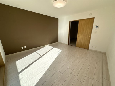 【居間・リビング】 | 手塚マンション | 広々とした洋室です