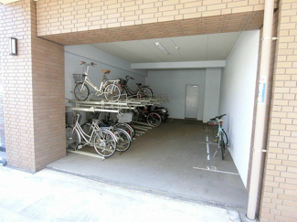 【その他共用部分】 | 屋内駐輪場で雨が降っても大切な自転車が濡れなくてすみますね♪自転車はちょっとした移動手段に便利ですよね！
