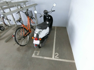 【その他共用部分】 | 敷地内にバイク置き場を完備しています！バイクをお持ちの方にオススメです♪