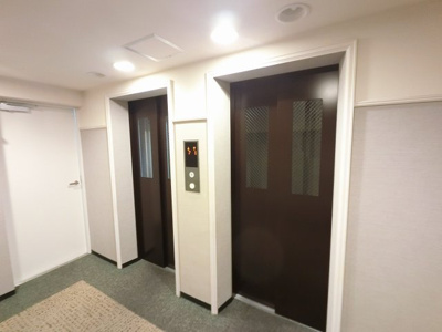 【その他共用部分】 | リーデンススクエア桜木町 | お買い物時やベビーカーの出し入れに便利なエレベーター付
混雑時にも便利なエレベーター2基付です。