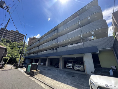 【外観】 | ヴェール・クロシェット’94 | 2沿線利用可能な「センター南」駅まで徒歩圏内の4階建てマンションです☆小学校や中学校が近くてお子様のいるファミリーさんには嬉しい立地♪