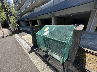 【その他共用部分】 | ヴェール・クロシェット’94 | 敷地内ごみ置き場でごみ出しもらくらく～♪忙しい社会人さんや主婦さんにもうってつけ！