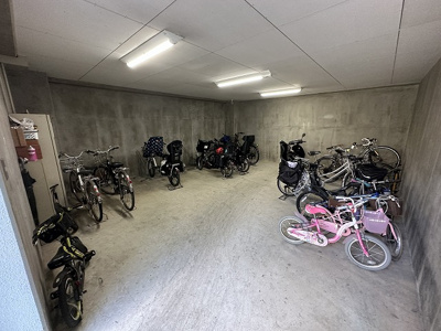 【その他共用部分】 | ヴェール・クロシェット’94 | 屋内の駐輪場で雨が降っても大切な自転車が濡れなくてすみますね♪駅まで自転車もおすすめです！