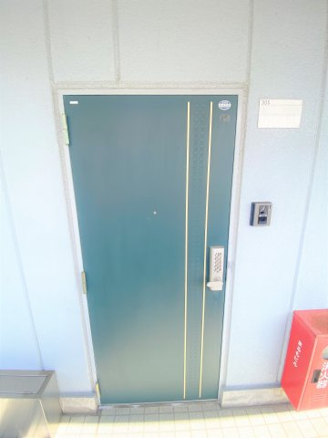第３まるもビルの玄関
