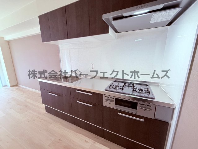 天の川フラットのキッチン|コンパクトなキッチンで掃除もラクラク