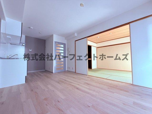 天の川フラットの居間・リビング|こちらのリビングで趣味の時間をお楽しみください