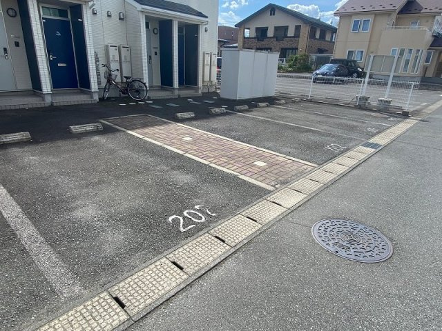 アムールの駐車場
