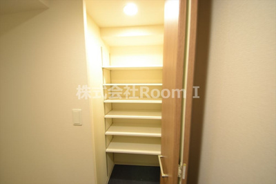 【玄関】 | プレサンス堺筋本町駅前 | 明るい玄関ですシューズボックスです。