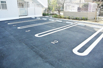 【駐車場】 | グランディール オイレ | いつでも目の届く敷地内に駐車場があります♪荷物がかさばりがちなお買物にも、敷地内駐車場があると便利ですよね☆
