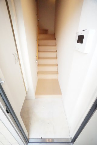 【玄関】 | グレイスコート | ※同物件、同タイプ、間取り反転のお部屋です※角部屋の為二面採光になります。