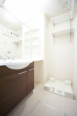 【洗面所】 | グレイスコート | ※同物件、同タイプ、間取り反転のお部屋です※角部屋の為二面採光になります。