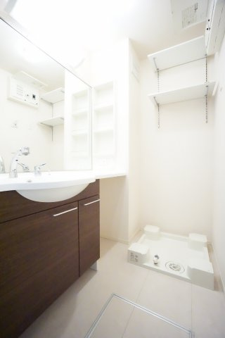 【洗面所】 | グレイスコート | ※同物件、同タイプ、間取り反転のお部屋です※角部屋の為二面採光になります。