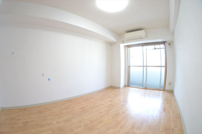 【居間・リビング】 | アーデン和泉町 | こちらのリビングで趣味の時間をお楽しみください