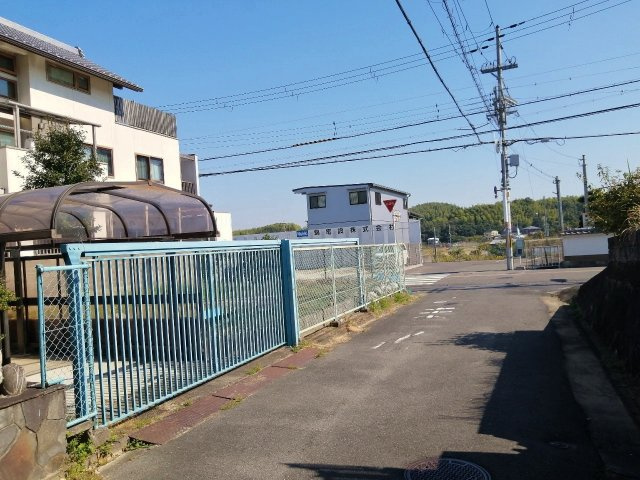 岸和田市尾生町　戸建の前面道路含む現地写真|住宅街からバス通りに出る南側道路