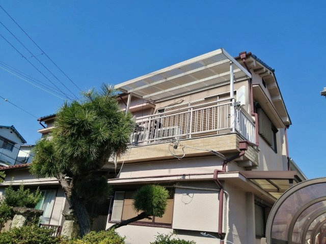岸和田市尾生町　戸建の外観|南西向きの角住戸で日当たり良好　南向きの屋根付きバルコニーがあります